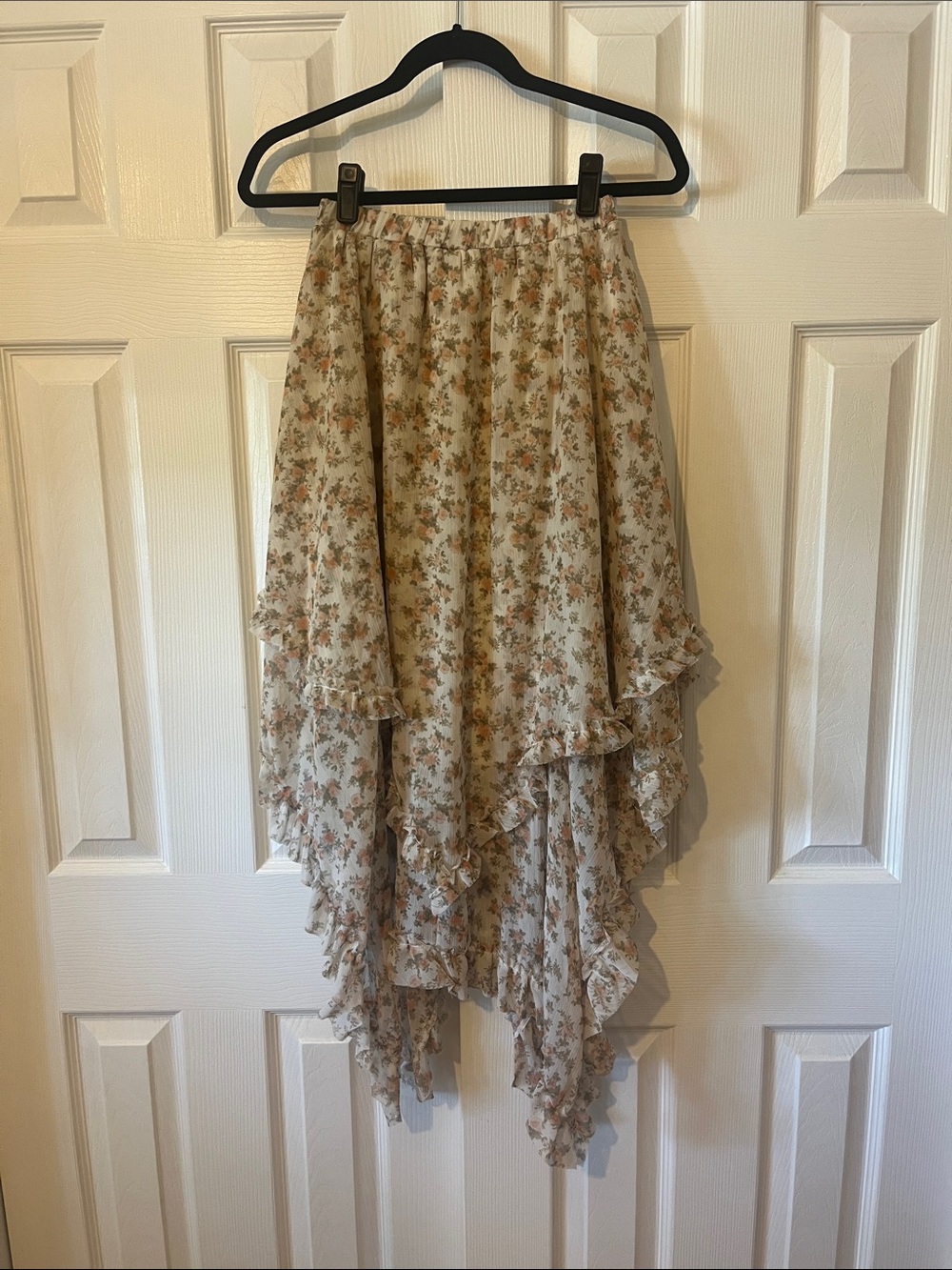NWT BaeVely Women’s Asymmetrical Ruffle Cream Floral Skirt Size Small